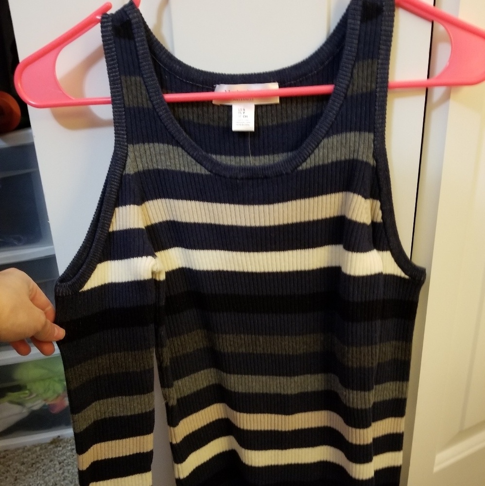 Shoulderless sweater